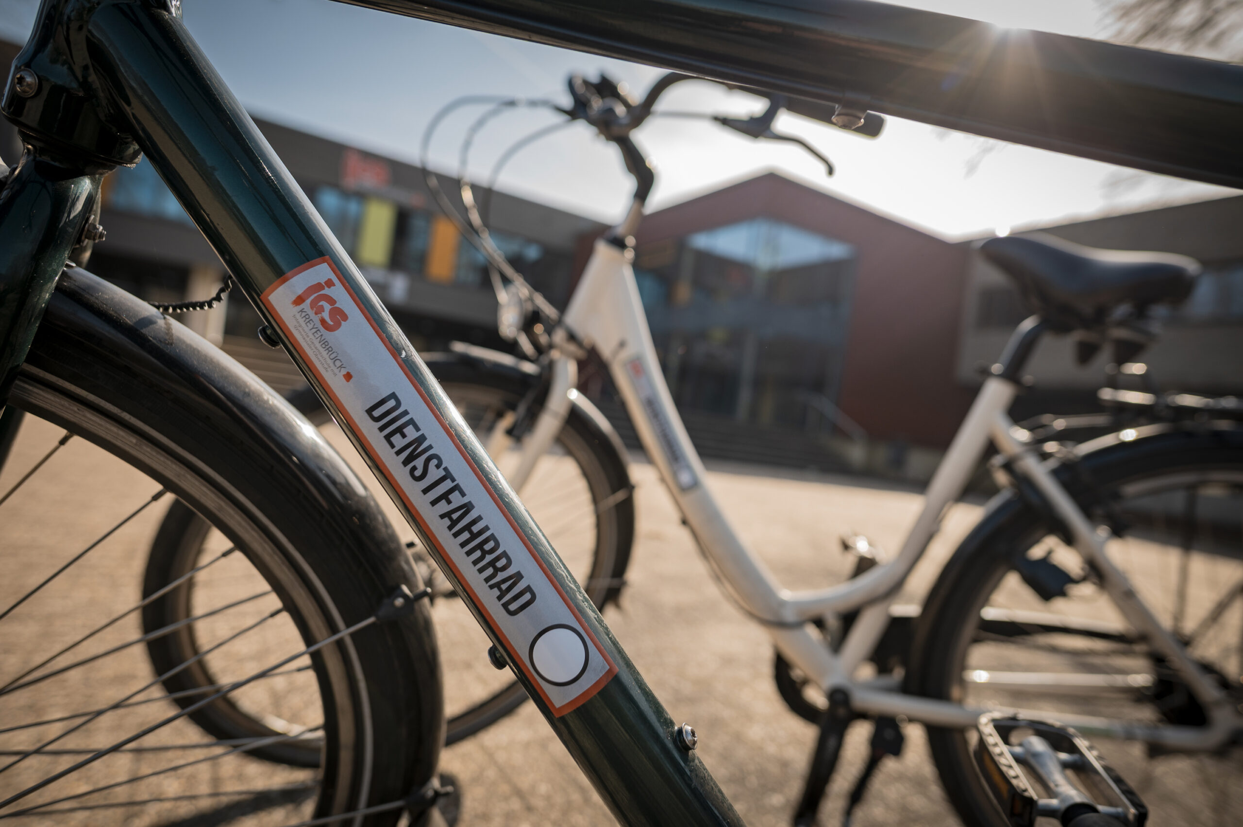 Werkzeuge und eine Tasse Kaffee